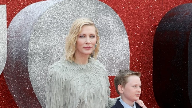 Na londyńskiej premierze Ocean's 8 Cate Blanchett pojawiła się wraz synem. Dziewięcioletni Ignatius wyglądał bardzo poważnie pod krawatem, a jego dumna mama zachwycała w oryginalnej bluzce przypominającej pióra dobranej do czarnych cygaretek i butów na wysokich obcasach.