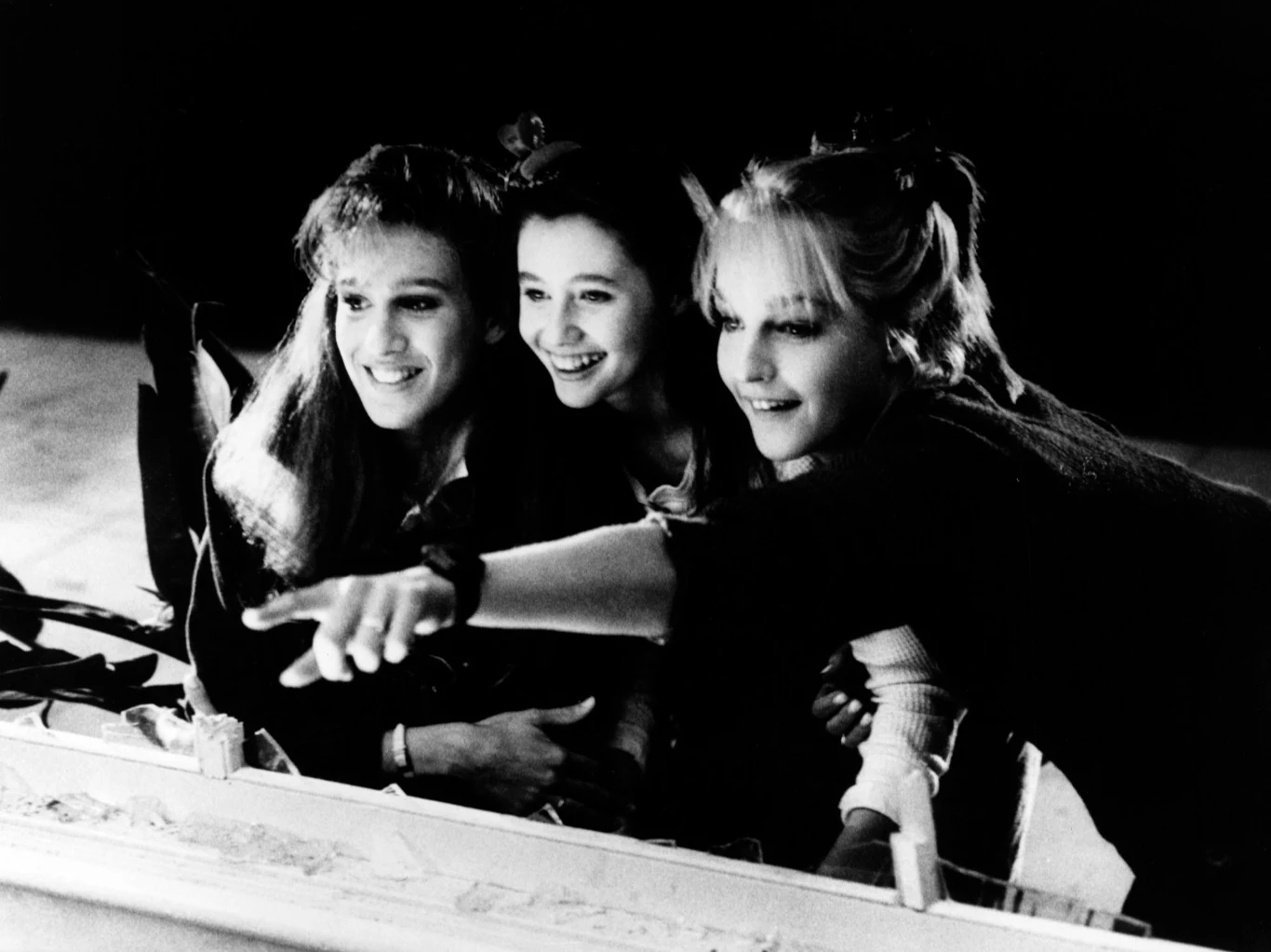 W komedii "Dziewczyny chcą się bawić" (1985) Hunt stworzyła ekranowy tercet z Sarah Jessiką Parker i Shannen Doherty. Wcieliły się w postaci szkolnych koleżanek, które są fankami programu tanecznego "Dance TV". Gdy producenci ogłaszają nabór nowych tancerzy, dziewczęta postanawiają przystąpić do konkursu...