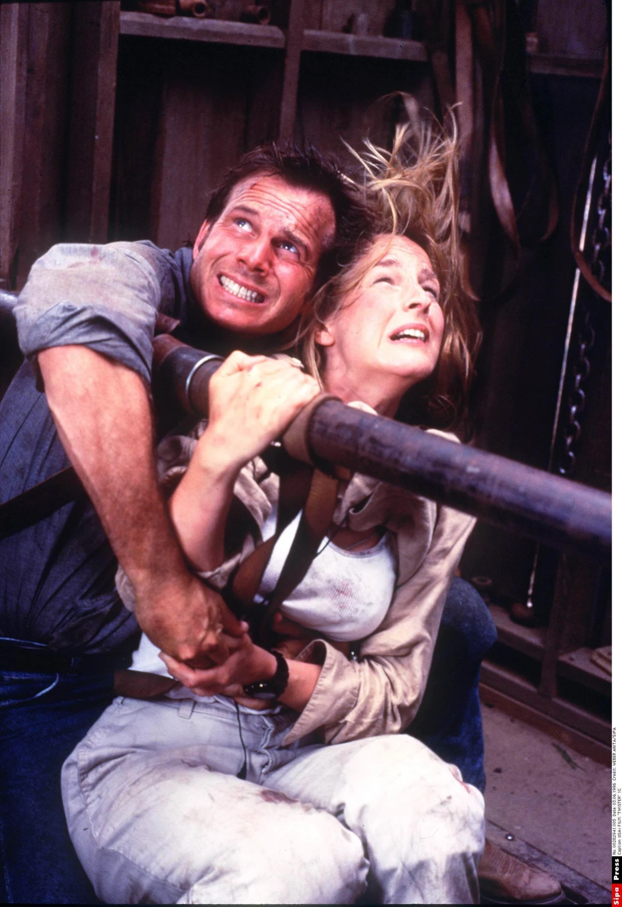 W katastroficznym dramacie "Twister" (1996) Helen Hunt wspólnie z Billem Paxtonem wcielili się w duet naukowców badających zależności rządzące jednymi z najpotężniejszych sił natury - tornadami. "Twister" przeszedł do historii amerykańskiego kina jako pierwszy hollywoodzki obraz, który ukazał się na płycie DVD; Hunt otrzymała zaś za swą rolę nominację do MTV Movie Awards.