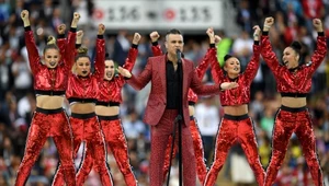 Robbie Williams i jego zespół tancerek