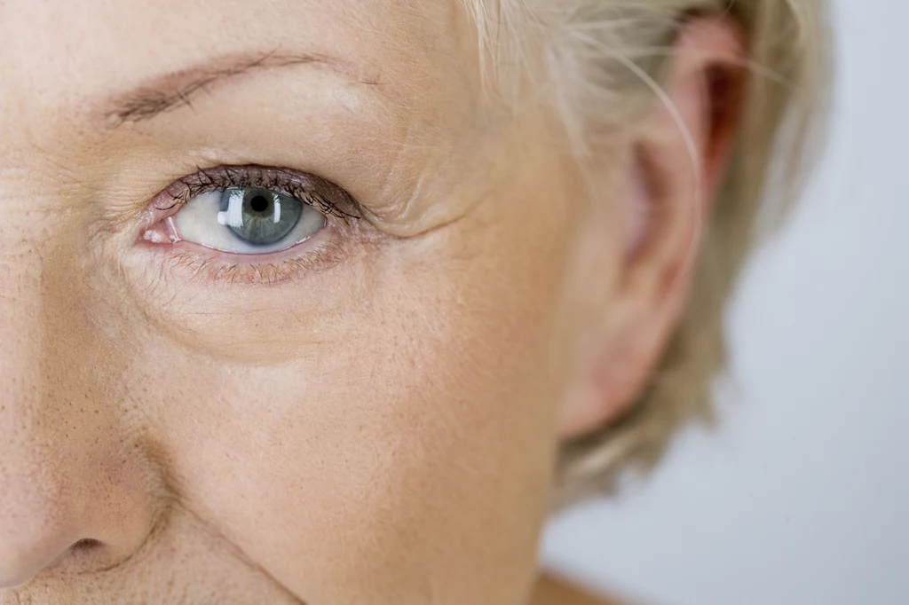Aby zlikwidować zmarszczki wokół oczu, warto wykonywać regularne masaże 