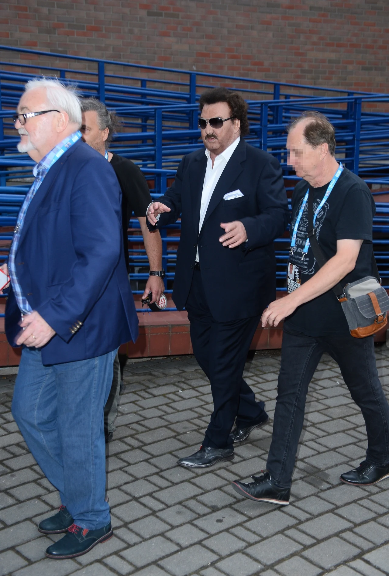 Krzysztof Krawczyk ze swoim menedżerem (pierwszy z lewej) w Opolu Krzysztof Krawczyk ze swoim menedżerem (pierwszy z lewej) w Opolu