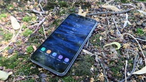 Dziura w ekranie zamiast przedniej kamerki – to pomysł na smartfon Samsunga