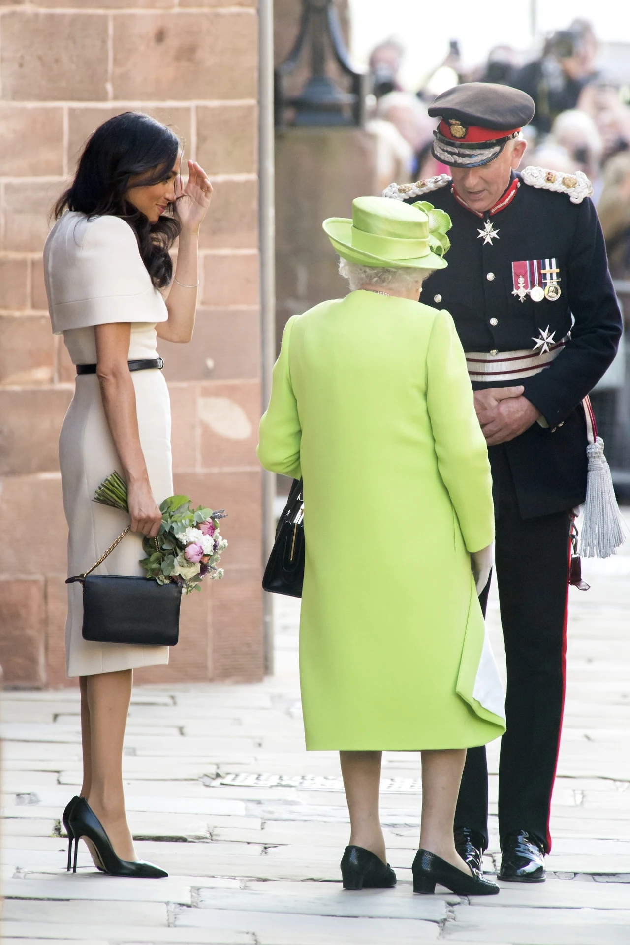 Meghan Markle i królowa Elżbieta II na stacji w Runcorn