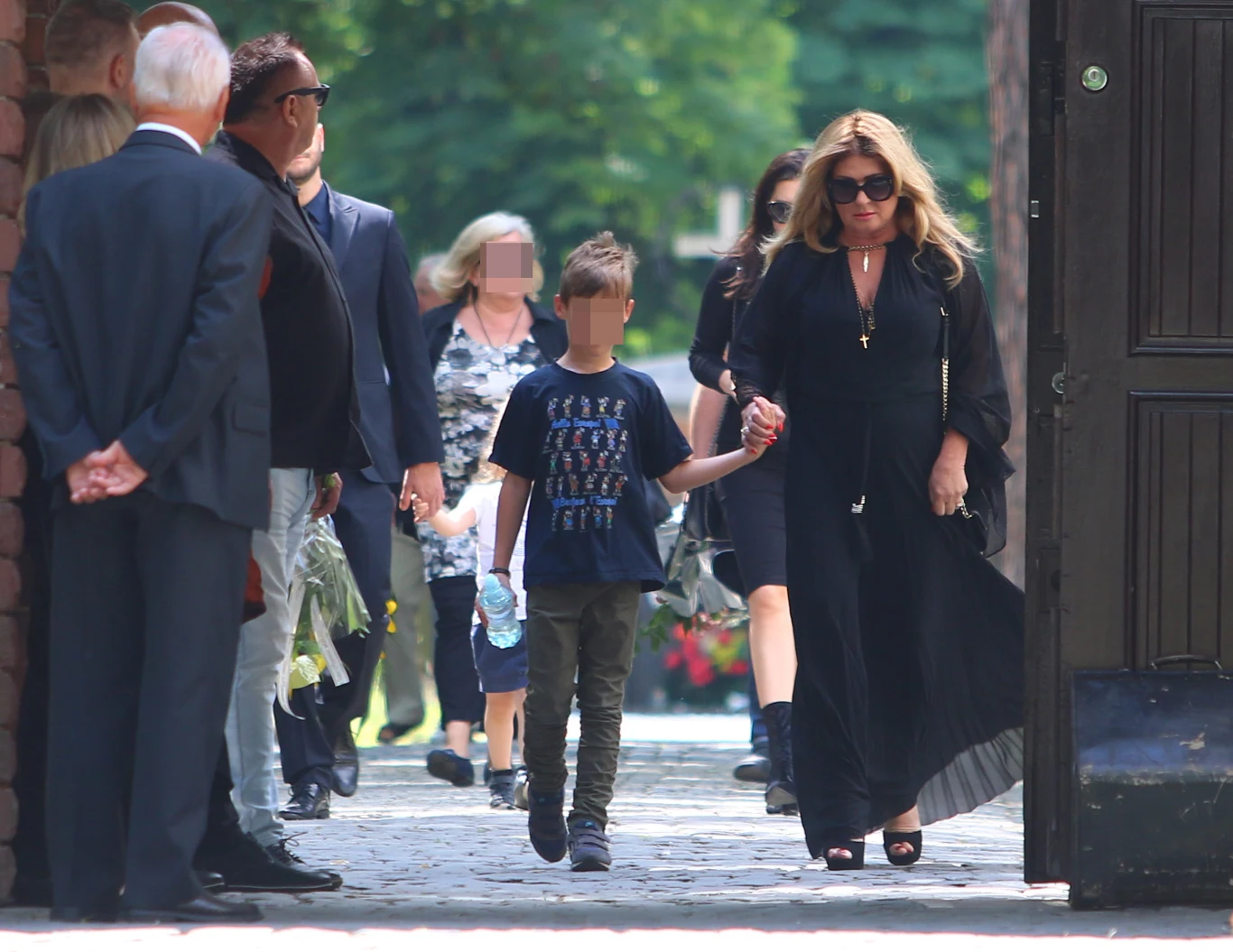 Beata Kozidrak z wnukiem w drodze do kościoła Beata Kozidrak z wnukiem w drodze do kościoła