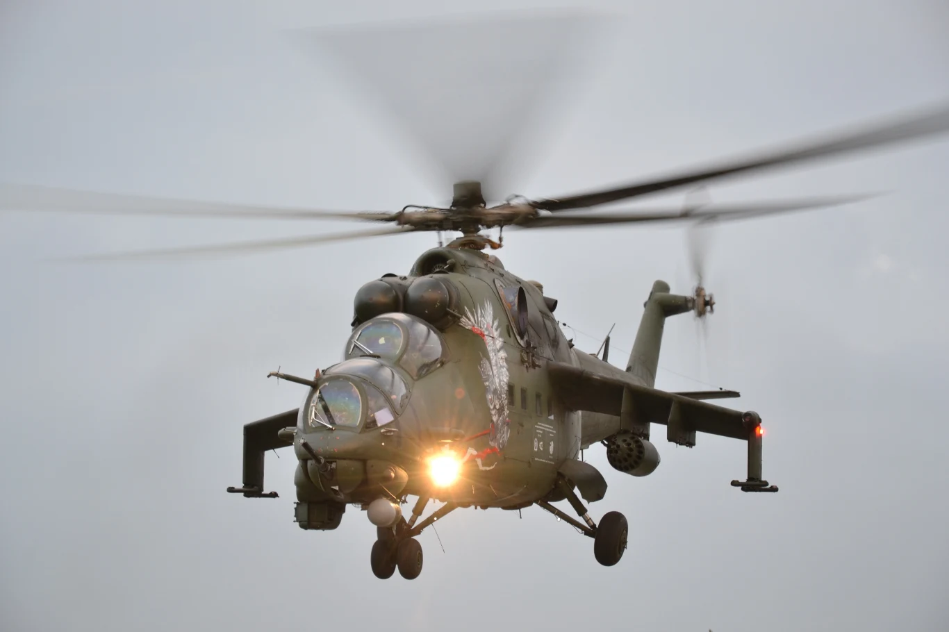 Lotnictwo Wojsk Lądowych zaprezentuje dwa śmigłowce bojowe Mi-24. Mil Mi-24 to ciężki śmigłowiec szturmowy, skonstruowany w ZSRR pod koniec lat 60. Prototyp oblatano w 1969, do produkcji wszedł na początku lat 70. Załoga składa się z pilota, operatora uzbrojenia (mogącego również pilotować śmigłowiec) i technika pokładowego. W kabinie ładunkowej mieści się 8 żołnierzy desantu. Mi-24 wsławiły się udziałem w wojnach m .in. w Afganistanie, Czeczenii, Iraku, na Bałkanach, w Sierra Leone, Kongo, Sudanie, Nikaragui i Syrii. Dziś w Rosji produkowana jest udoskonalona wersja, oznaczona Mi-35M. Napęd stanowią dwa silniki turbowałowe TW3-117W o mocy 2200 KM. Uzbrojenie to czterolufowy karabin maszynowy JakBkal. 12,7 mm i wyrzutnie rakiet niekierowanych i kierowane pociski przeciwpancerne 9M114 Kokon, także zasobniki strzeleckie i bomby przenoszone pod skrzydłami. W Polsce eksploatowane są wersje Mi-24D oraz Mi-24W, różniąca się od D nowocześniejszym zestawem uzbrojenia rakietowego i systemem kierowania ogniem. Stacjonują 49 Bazie Lotniczej w Pruszczu Gdańskim i 56 Bazie Lotniczej w Inowrocławiu, należących do 1. Brygady Lotnictwa Wojsk Lądowych. Mi-24W przeszły modernizację, polegającą na przystosowaniu kabin do używania gogli noktowizyjnych, instalacji nowej awioniki i wyposażenia do szybkiego desantowania. Mi-24 są przeznaczone do bezpośredniego wsparcia wojsk lądowych, zwalczania pojazdów opancerzonych, współpracy z wojskami specjalnymi i osłony operacji Combat Search and Rescue (CSAR), czyli ewakuacji załóg lotniczych zestrzelonych nad terenem nieprzyjaciela. Polskie Mi-24 wchodziły w skład kontyngentów w Iraku i Afganistanie, gdzie operowały w bardzo trudnych warunkach klimatycznych i terenowych. Ich zadaniem jest też przechwytywanie i ewentualne zwalczanie wolno lecących celów powietrznych, czyli lekkich samolotów i śmigłowców, które naruszyły strefy zakazu lotów, wyznaczone przy okazji ważnych wydarzeń, jak np. szczyt NATO. Mimo, iż Mi-24 to konstrukcja pochodząca je