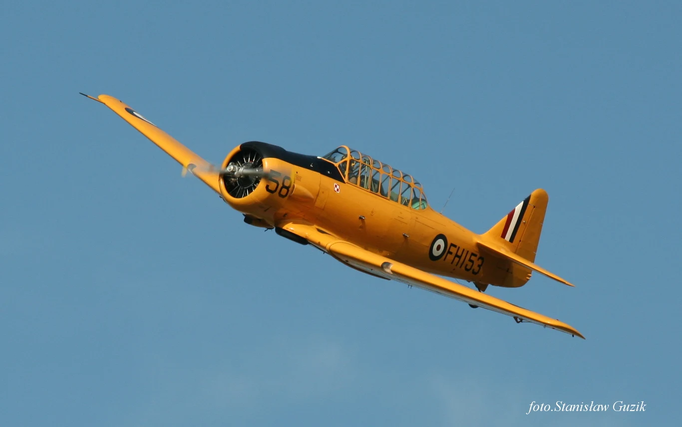 Samolot North American AT-6 Texan powstał w 1937 r. w Stanach Zjednoczonych z przeznaczeniem do zaawansowanego szkolenia pilotów bojowych. Jest to dwumiejscowy dolnopłat konstrukcji metalowej z chowanym podwoziem, napędzany silnikiem gwiazdowym o mocy 600 KM. Powstały wersje BC-1 przeznaczone dla lotnictwa armii (USAAC) i SNJ dla lotnictwa marynarki. Po zmianie systemu oznaczeń w USAAC BC-1 zostały przemianowane na AT-6 Texan. Był masowo produkowany i używany w czasie II wojny światowej. Wersja przeznaczona dla lotnictwa brytyjskiego, różniąca się od amerykańskiej wyposażeniem kabin pilotów nosiła oznaczenie Harvard. Na samolotach tego typu szkolili się też piloci polscy w Wielkiej Brytanii i Kanadzie. Były też produkowane na licencji w Kanadzie, Australii i Szwecji. Łącznie powstało ponad 20 000 egzemplarzy. W latach 1945 – 1959 Texany były eksportowane do 50 krajów. Oprócz szkolenia pilotów były też wykorzystywane jako lekkie maszyny szturmowe w konfliktach lokalnych po II wojnie, m. in. w Kongu i Algierii. Texan jest dziś jednym z najpopularniejszych oldtimerów, do dziś wiele egzemplarzy lata na całym świecie. Texany występowały w licznych filmach wojennych, wcielając się m.in. w rolę japońskich myśliwców Mitsubishi A6M Zero.