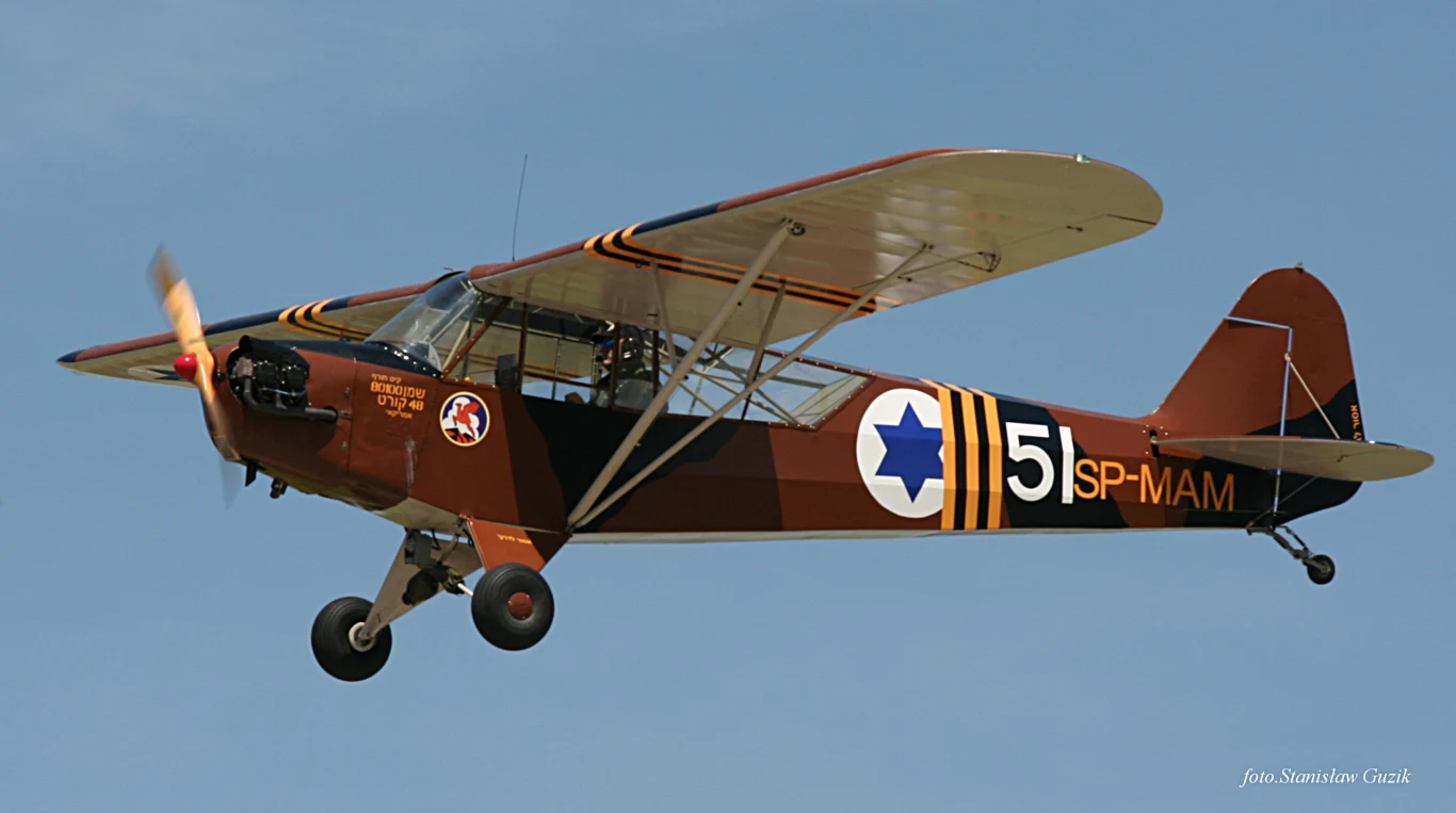 Taylorcraft Auster Mk IV to brytyjski samolot obserwacyjno – łącznikowy, opracowany w 1940 r. wytwórni Auster Aircraft Limited w Leicester, będącej filią amerykańskiej wytwórni Taylorcraft Aircraft Corporation of America. Jest to trzymiejscowy górnopłat konstrukcji metalowej z pokrycime płóciennym. Samoloty te weszły do służby w RAF w 1940 r. Początkowo wykonywały zadania łącznikowe. Od sierpnia 1941 r. zaczęły być wykorzystywane do kierowania ogniem artylerii, początkowo w Afryce Północnej, później również na innych frontach II wojny światowej. Pierwsza wersja seryjna Auster III była napędzana brytyjskim silnikiem rzędowym odwróconym DH Gipsy Major o mocy 130 KM, a wersje Mk IV i Mk V amerykańskim silnikiem Lycoming 0-290-3 w układzie bokser o takiej samej mocy. Austery były eksploatowane przez RAF do 1957 r. Trafiły także do sił powietrzych Polski i Izraela. Na Pikniku zobaczymy maszyny w barwach obu państw. We wrześniu 1944 roku w powstał polski 663 Dywizjon Samolotów Artylerii, sformowany z oficerów artylerii, przeszkolonych na pilotów, wyposażony w samoloty Taylorcraft Auster Mk III a później Mk IV i V. Po osiągnięciu gotowości bojowej, od 8 stycznia 1945 roku, dywizjon współpracował z 10 Korpusem Brytyjskim walczącym na froncie włoskim. Egzemplarz występujący na Pikniku, należący do Jacka Mainki brał udział w walkach o wyzwolenie Europy Zachodniej pod koniec II wojny światowej. Nosi malowanie polskiego 663 Dywizjonu Samolotów Artylerii.