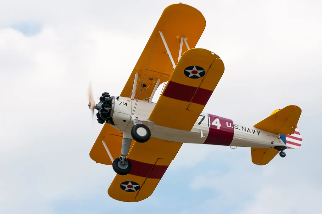 Boeing Model 73 i Model 75 Kaydet to szkolny dwupłat, skonstruowany w firmie Stearman Aircraft w Wichita w Kansas, wprowadzony do produkcji w 1934 r. po przejęciu jej przez Boeinga. Samoloty te weszły do eksploatacji jako PT-13 i PT-17 w lotnictwie armii (USAAF) oraz NS-1 i N2S w lotnictwie US Navy. Wyprodukowano 9800 egzemplarzy wszystkich wersji. Podczas II wojny światowej wyszkoliły się na nich dziesiątki tysięcy amerykańskich pilotów. Po wojnie wiele tych maszyn trafiło na rynek cywilny, wiele sprzedano też za granicę i do dziś wiele z nich wciąż lata na całym świecie. Egzemplarz występujący na Pikniku został wyprodukowany w marcu 1941 r. Podczas II wojny światowej służył do szkolenia pilotów US Navy, a po wojnie był używany jako samolot rolniczy przez kilkanaście lat, a następnie do latania rekreacyjnego. W latach 2009 – 2012 przeszedł generalny remont. W 2013 r. został sprowadzony do Polski. 