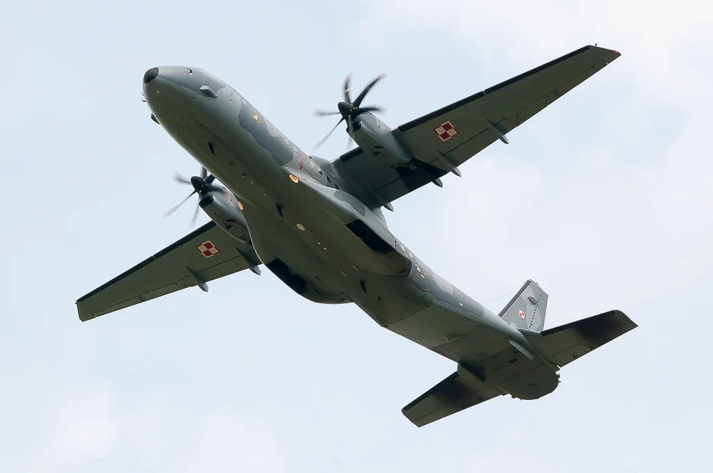 Airbus Military CASA C-295M To dużo większy niż M28 dwusilnikowy samolot transportowy z napędem turbośmigłowym produkowany przez firmę Airbus Military w Sewilli w Hiszpanii. Jest zmodernizowaną i powiększoną wersją rozwojową hiszpańsko – indonezyjskiego samolotu CASA/IPTN – 235. Przeznaczeniem samolotu jest transport żołnierzy, sprzętu bojowego, ładunków, i ewakuacja rannych. Ładownia maszyny jest w pełni hermetyzowana. Do samolotu można załadować 9250 kg ładunku l(w tym trzy lekkie pojazdy) lub 71 pasażerów albo 49 żołnierzy z pełnym wyposażeniem, bądź 27 chorych na noszach. Dzięki nowoczesnym systemom nawigacyjno-pilotażowym maszyny są w stanie latać niemal w każdych warunkach pogodowych, w dzień i w nocy, w dowolnym rejonie świata. Od 2003 r. CASA -295M jest podstawowym typem samolotu transportowego używanego przez Siły Powietrzne RP. Stacjonują w 8 Bazie Lotnictwa Transportowego na lotnisku Kraków – Balice, gdzie od 2009 r. całkowicie zastąpiły samoloty An-26. Jest ich 16. Przez kilka lat ich głównym zadaniem była obsługa polskich kontyngentów wojskowych w Iraku i Afganistanie. Prócz czysto wojskowych zadań transportowych wykonują też loty z pomocą humanitarną, transportują do Polski schwytanych za granicą przestępców lub osoby deportowane. Niezwykle ważnym zadaniem lotnictwa transportowego jest też udział w tzw. Akcji Serce, czyli transport organów do przeszczepów i zespołów transplantacyjnych. Lotnictwo wojskowe uczestniczy w tych działaniach od 1985 r. Obecnie w tej roli wykorzystuje się głównie samoloty C-295M, czasem, przy lotach na krótszych trasach, również mniejsze Bryzy.