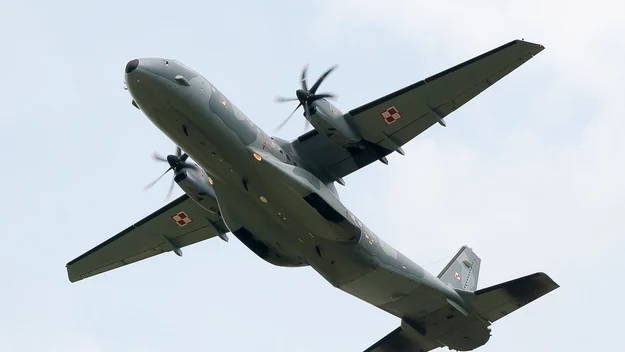 Airbus Military CASA C-295M  To dużo większy niż M28 dwusilnikowy samolot transportowy z napędem turbośmigłowym produkowany przez firmę Airbus Military w Sewilli w Hiszpanii. Jest zmodernizowaną i powiększoną wersją rozwojową hiszpańsko – indonezyjskiego samolotu CASA/IPTN – 235. Przeznaczeniem samolotu jest transport żołnierzy, sprzętu bojowego, ładunków, i ewakuacja rannych. Ładownia maszyny jest w pełni hermetyzowana. Do samolotu można załadować 9250 kg ładunku l(w tym trzy lekkie pojazdy) lub 71 pasażerów albo 49 żołnierzy z pełnym wyposażeniem, bądź 27 chorych na noszach. Dzięki nowoczesnym systemom nawigacyjno-pilotażowym maszyny są w stanie latać niemal w każdych warunkach pogodowych, w dzień i w nocy, w dowolnym rejonie świata. Od 2003 r. CASA -295M jest podstawowym typem samolotu transportowego używanego przez Siły Powietrzne RP. Stacjonują w 8 Bazie Lotnictwa Transportowego na lotnisku Kraków – Balice, gdzie od 2009 r. całkowicie zastąpiły samoloty An-26. Jest ich 16. Przez kilka lat ich głównym zadaniem była obsługa polskich kontyngentów wojskowych w Iraku i Afganistanie. Prócz czysto wojskowych zadań transportowych wykonują też loty z pomocą humanitarną, transportują do Polski schwytanych za granicą przestępców lub osoby deportowane. Niezwykle ważnym zadaniem lotnictwa transportowego jest też udział w tzw. Akcji Serce, czyli transport organów do przeszczepów i zespołów transplantacyjnych. Lotnictwo wojskowe uczestniczy w tych działaniach od 1985 r. Obecnie w tej roli wykorzystuje się głównie samoloty C-295M, czasem, przy lotach na krótszych trasach, również mniejsze Bryzy.