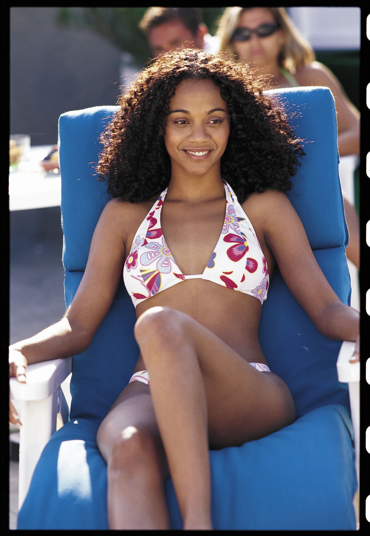 Kiedy James Cameron, reżyser "Avatara", obsadził ją w roli smukłej wojowniczki Neytiri, wielu ludzi zareagowało pytaniem: "Kto to jest?". A tymczasem Zoe Saldana miała już wówczas na koncie role w kilku głośnych filmach (na zdjęciu w komedii romantycznej "Sztuka rozstania z 2001 roku). 

Niewiele osób wie, że świętująca 19 czerwca 40. urodziny aktorka ma dominikańskie korzenie i, mimo że urodziła się w New Jersey, mieszkała w tym południowoamerykańskim kraju przez siedem lat. Jako nastolatka wróciła jednak do Stanów Zjednoczonych, by spełnić swoje marzenia o zostaniu aktorką. Zanim dostała pierwszą rolę w filmie, występowała w Nowym Jorku na deskach teatru Faces.