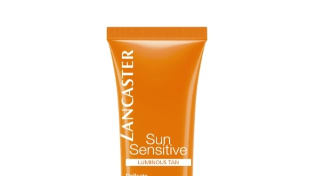 Sun Sensitive comforting face cream SPF 50+ to krem o miękkiej i przyjemnej konsystencji przeznaczony dla skóry wrażliwej, nadaje jej zmysłową, jedwabistą gładkość. Cena: 139 zł.