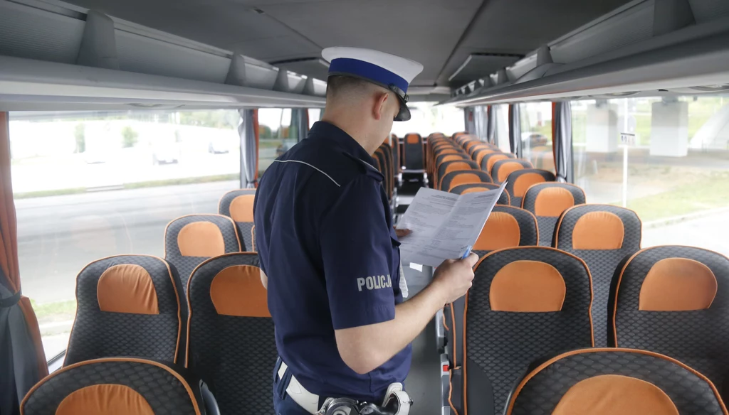 Przed wyjazdem policja może sprawdzić dokumenty i stan techniczny autokaru