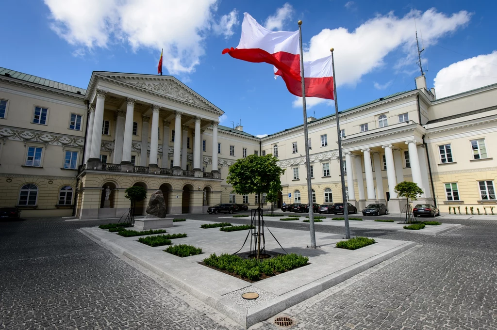 Powiewające flagi na warszawskim Ratuszu