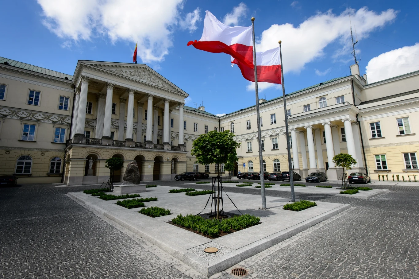 Powiewające flagi na warszawskim Ratuszu Powiewające flagi na warszawskim Ratuszu