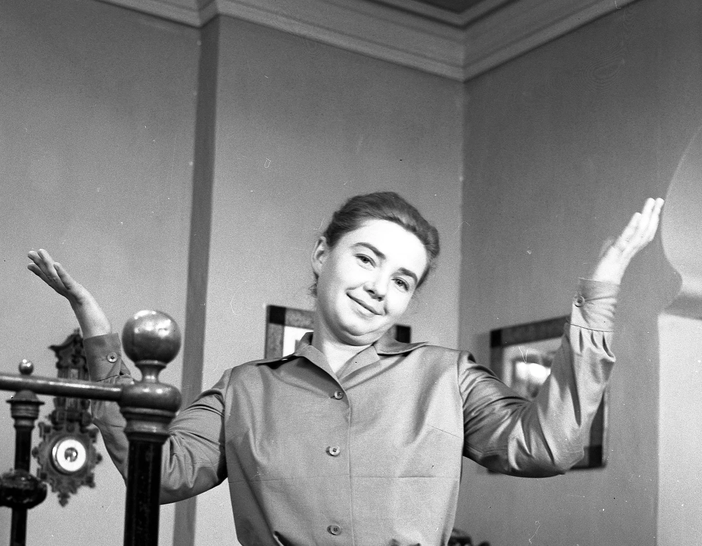 Sama nigdy nie uważała się za piękność. Dlatego trochę zaskoczyło ją, gdy po skończeniu szkoły teatralnej w Warszawie w teatrze obsadzano ją w rolach amantek, a nawet eleganckich kobiet z wyższych sfer. Dla wyrównania rachunku - w filmach wcielała się w role kobiet z prowincji. Grała je z humorem, bo ma do siebie dystans i chętnie dowcipkuje. Nawet na własny temat.

("Świat i Ludzie")
