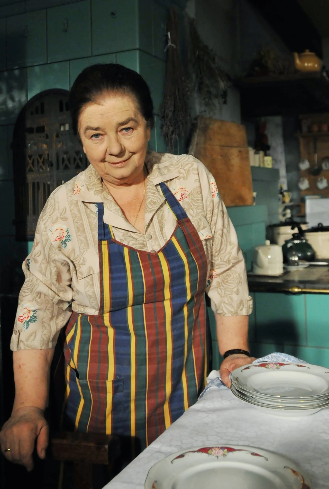 Jej znak szczególny to szczerość. Co w sercu, to na języku. To zasada, której obchodząca 85. urodziny Katarzyna Łaniewska jest wierna od lat. Niewiele jest aktorek, które otwarcie mówią to, co naprawdę myślą, nie bacząc na konsekwencje. 

Na planie serialu "Plebania" znana była właśnie z tego, że jawnie demonstrowała swoje niezadowolenie, kiedy aktorzy amatorzy mieli problemy z zagraniem swoich kwestii przed kamerą. -  Jest wielu kolegów i koleżanek, którzy skończyli aktorskie studia, a nie są angażowani. Zwróciłam się nawet do decydentów serialu z pytaniem, dlaczego tak się dzieje. Usłyszałam, że nie ma u nas młodych, ładnych aktorek - mówiła Łaniewska.

("Świat i Ludzie")