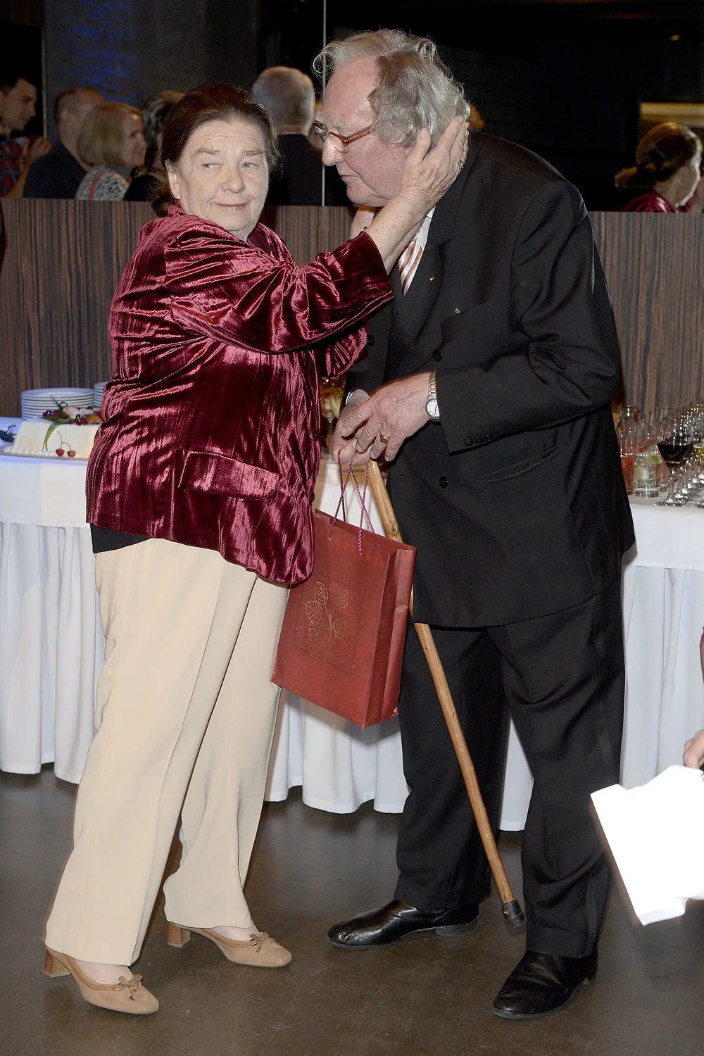 Na planie "Plebanii" słynęła z poczucia humoru. Chętnie cytowano jej słowa: "Jestem żoną Otella i żyję!". Chodziło o to, że pierwszy mąż Łaniewskiej, Ignacy Gogolewski zagrał niegdyś szekspirowskiego Otella w teatrze. Dawne czasy...

Pobrali się, gdy była na III roku studiów. Niestety, małżeństwo przetrwało tylko 10 lat. - Były chwile piękne, ale też dni trudne. Mąż odszedł do innej kobiety, w dodatku z tej samej klatki schodowej - wspomina aktorka.

Dawne niesnaski poszły jednak w niepamięć. Dziś Łaniewska i Gogolewski żyją w wielkiej przyjaźni. Były mąż jest częstym gościem w jej mieszkaniu w śródmieściu Warszawy, bierze udział w rodzinnych uroczystościach.

("Świat i Ludzie")