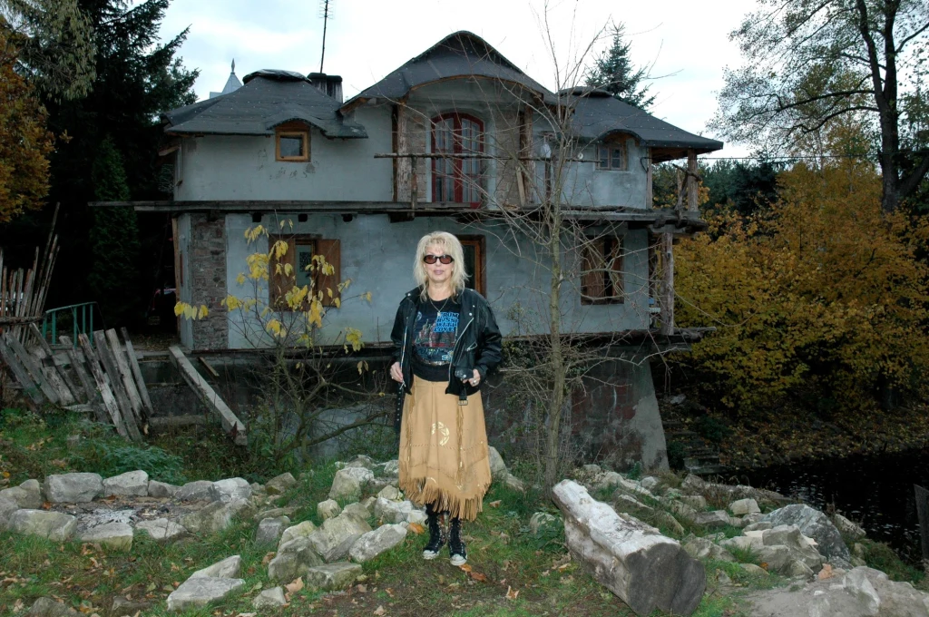 Katarzyna Gaertner i jej dom przed pożarem, fot. Marek Gorecki Katarzyna Gaertner i jej dom przed pożarem, fot. Marek Gorecki