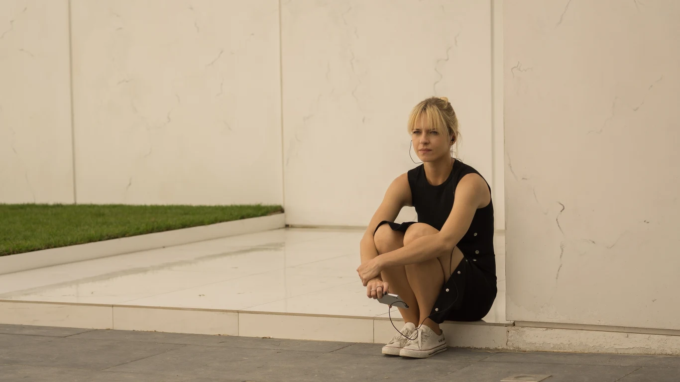 W serialu "Ultraviolet" Nieradkiewicz zagrała już główną rolę. Wcieliła się w Olę Serafin, którą osobiste przejścia zmusiły do opuszczenia Londynu i powrotu do rodzinnej Łodzi. Pewnej nocy kobieta staje się świadkiem śmierci młodej kobiety. Policja uznaje wypadek za samobójstwo i zamyka sprawę. Ola czuje, że prawda jest dużo bardziej skomplikowana i postanawia dotrzeć do prawdy na własną rękę.

- Chciałam spróbować czegoś innego. To nie jest tak, że ja przebieram w scenariuszach i decyduję się wyłącznie na występy w ciężkich dramatach społecznych. Tak się akurat w ostatnich latach złożyło, że pojawiałam się głównie w tego typu filmach - mówiła w rozmowie z Interią.