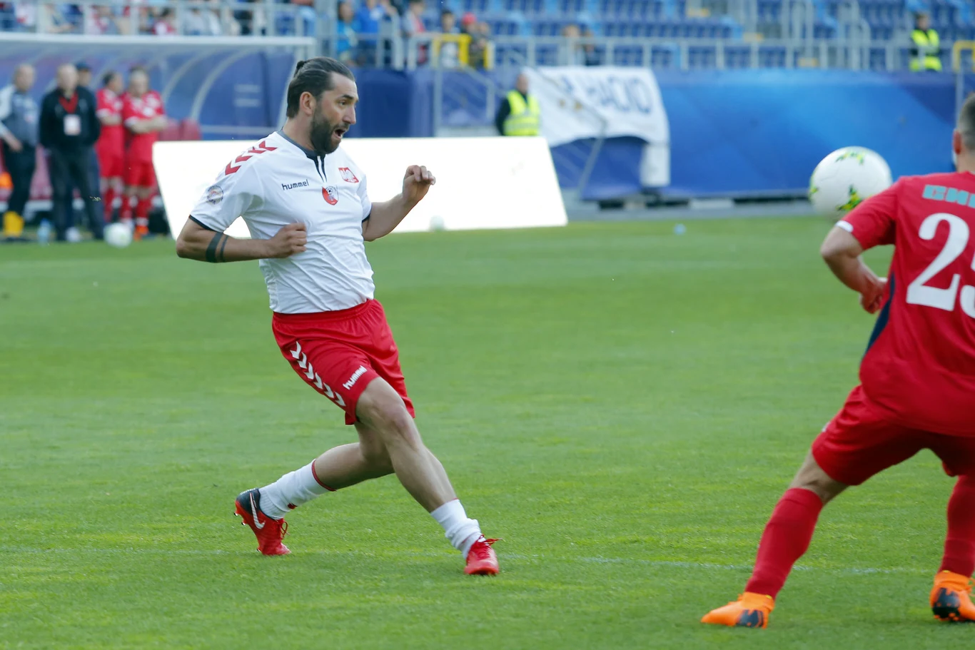 Rafał Maserak tanecznym krokiem na boisku