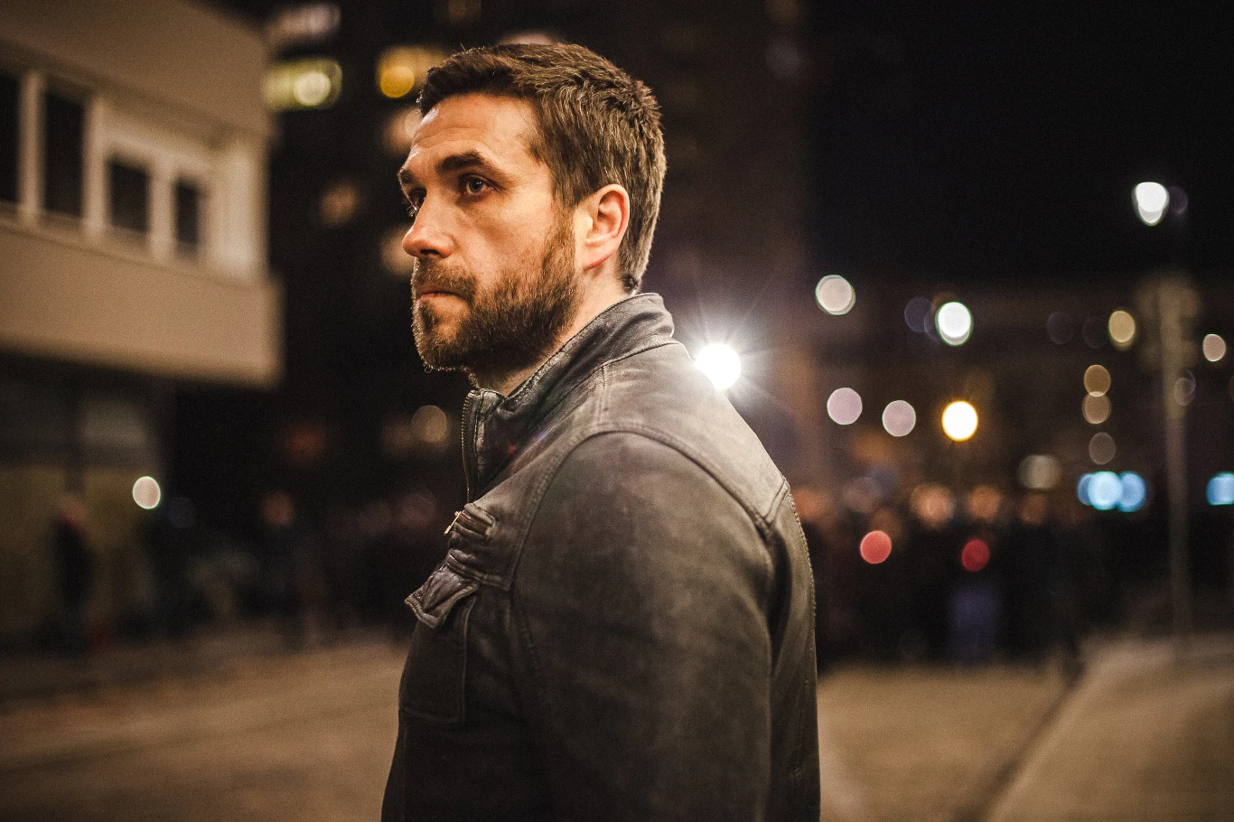 W serialu HBO "Pakt" Dorocińskiego zobaczyliśmy w roli Piotra Grodeckeigo - dziennikarza śledczego na tropie wielkiej afery.

"Jest prawy i szlachetny, ale konsekwencje jego bezpardonowych działań powodują, że nie jest pewien, czy dobrze postąpił. Zostawił mnie z tym dylematem. Chciałbym zadać dziś Grodeckiemu pytanie, czy patrząc na zgliszcza, które pozostawił po sobie, postąpiłby tak samo"- tak charakteryzował swojego bohatera.

W serialu nie zabrakło wielu scen kaskaderskich.  "Nie trenowałem specjalnej do tej roli. Ćwiczę już od dłuższego czasu, żeby nie zgubić kondycji. Poza tym sport jest jednym z najlepszych sposobów oczyszczenia umysłu. W pracy aktora ważna jest dobra forma fizyczna. Na planie 'Paktu' przez trzy, cztery miesiące, oczywiście z przerwami, spędzałem po 12 godzin dziennie. Pamiętam, że jak kończyliśmy pierwszy sezon, to w jednym z ostatnich dni zdjęciowych po prostu zemdlałem ze zmęczenia" - ujawnił Dorociński.