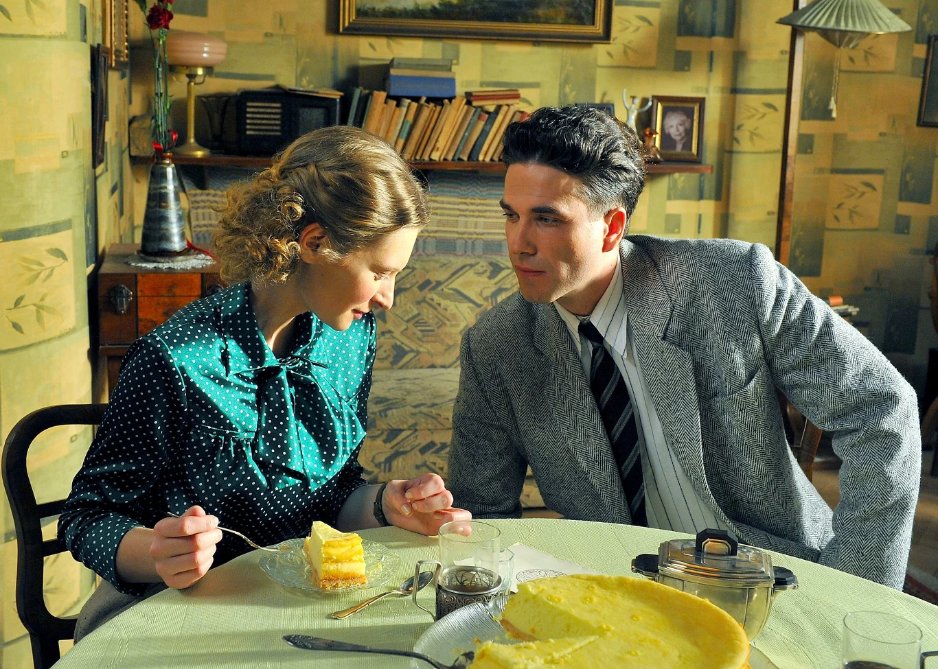 Za rolę amanta w stylu Humphreya Bogarta w filmie Borysa Lankosza "Rewers" Dorociński otrzymał na Festiwalu Polskich Filmów Fabularnych w Gdyni nagrodę dla najlepszego aktora drugoplanowego.

Popisowym momentem filmu była wiarygodnie odegrana przez Dorocińskiego scena konwulsji.

"W scenariuszu było dokładnie napisane, co mam czuć, co mam wyrażać. Dziewczyny z charakteryzacji - Lusia i Mira - dały mi pastylkę, która się pieniła, a dalej to już była moja fantazja na temat śmierci. Agata Buzek odwracała się i zamykała oczy" - opowiadał aktor.