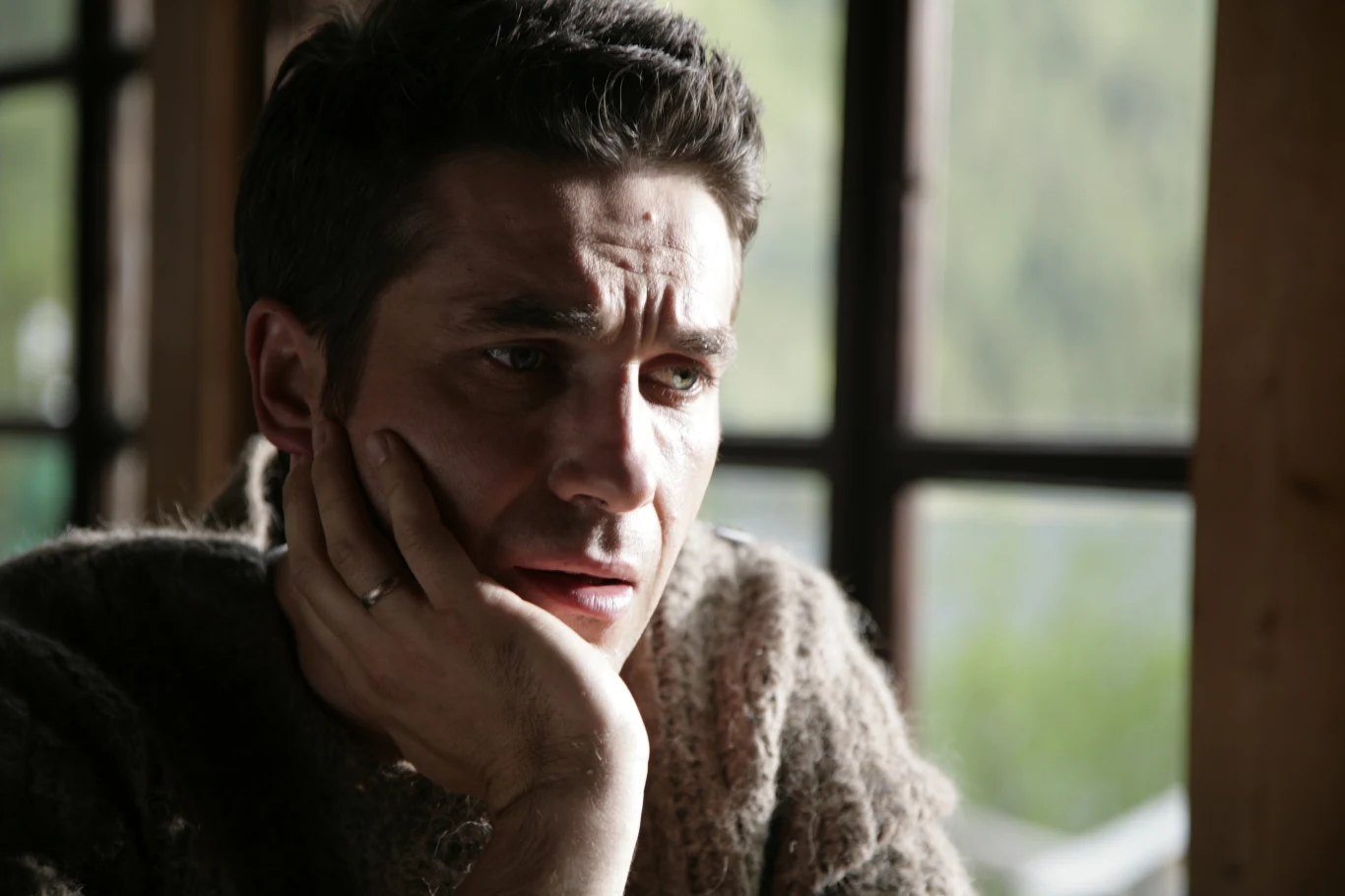 W filmie "Lęk wysokości" - fabularnym debiucie Bartka Konopki - Dorociński zagrał młodego reportera telewizyjnego, którego ojciec trafia na oddział psychiatryczny. Mężczyzna jest jedyną osobą, która może mu pomóc.

"Marcin Dorociński zaskakuje w roli Tomka, jest cierpliwy jako syn, stąpa po cienkim lodzie jako mąż, jest czuły jako ojciec. Kiedy przyglądamy mu się w każdej z tych ról, na pierwszy plan wysuwa się ogromna aktorska wrażliwość"- Anna Bielak pisała w recenzji dla Interii.

"Ten film jest dla mnie bardzo ważny. Włożyłem w niego całe moje serce. Dedykuję go mojemu ojcu" - mówił aktor. 