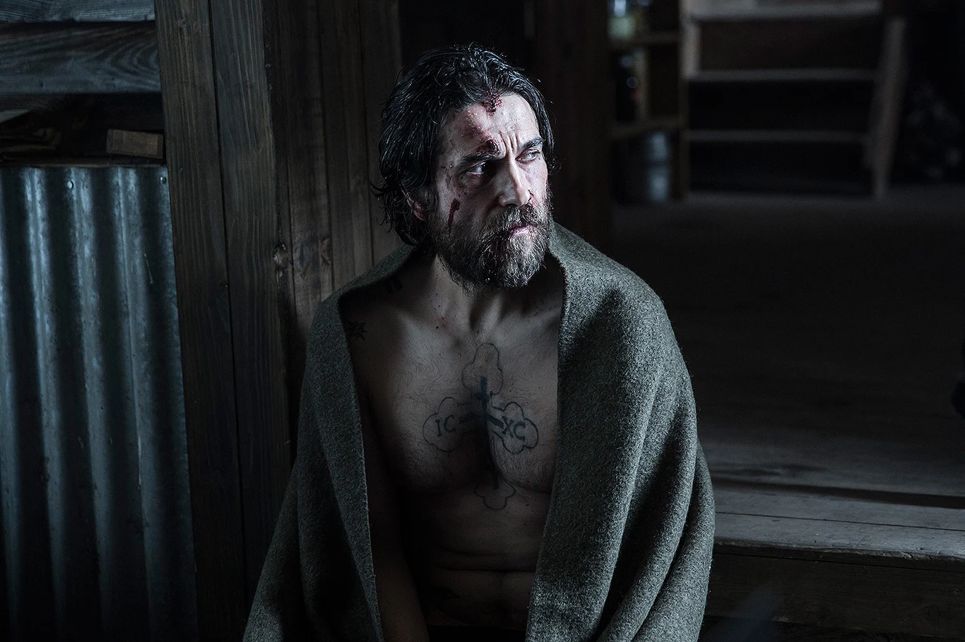 Nietypową dla siebie rolę zagrał również w reżyserskim debiucie Wojciecha Kasperskiego "Na granicy". W rozgrywającym się w Bieszczadach psychologicznym thrillerze wcielił się w postać tajemniczego nieznajomego z szemraną przeszłością. Widoczna charakteryzacja przywodziła skojarzenia z rolą Roberta De Niro z "Przylądku strachu".

"Czy mój bohater jest personifikacją zła? Chciałbym, aby widz sam odpowiedział sobie na to pytanie" - mówił Dorociński. 