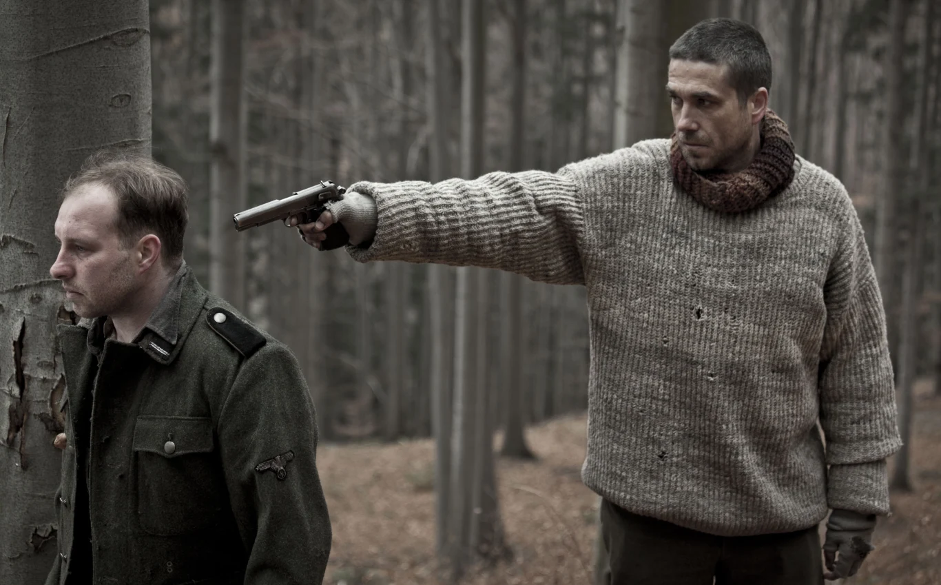 Świetną passę Dorociński podtrzymał rolą kaprala Wydry w wojennej "Obławie" Marcina Krzyształowicza.

- Marcin jest wyśmienitym aktorem, ma w sobie niespodziankę, którą każdego dnia przynosi ze sobą na plan. Jego aktorskie zachowanie uczy mnie czegoś nowego na temat jego postaci. To niesłychane - przyznawał reżyser. - Pomijam już względy czysto praktyczne, czyli to, że jest w świetnym wieku jak na aktora, że dobrze wygląda... to wiedzą wszyscy - uściślił Krzyształowicz.

- Obsadziłem Marcina z nadzieją - wyjaśnił wszelkie wątpliwości reżyser - że wokół niego wytworzy się pewien rodzaj chemii, która będzie przyciągała inne postaci albo przynajmniej prowokowała inne postaci do aktorskiego wysiłku.