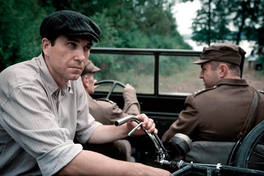 Jedyne Złote Lwy - nagrodę dla najlepszego aktora przyznawaną na Festiwalu Polskich Filmów Fabularnych w Gdyni - otrzymał Dorociński za rolę w "Róży" Wojtka Smarzowskiego. Wcielił się w postać byłego żołnierza AK, który po wojnie trafia na Mazury i dociera do wdowy po niemieckim żołnierzu, którego śmierci był świadkiem.

"Historia mnie ujęła i nie miałem żadnych zastrzeżeń co do postaci, którą miałem grać. Niektórzy mówili, że to jest zbyt kryształowa postać i że to nie jest możliwe. A ja znam ludzi, którzy przeżyli wojnę i byli tacy sami. Wierni zasadom, twardzi i mocni. Nie miałem oporów, żeby to zagrać" - opowiadał aktor.

Na planie nosił sztuczną brodę. "Przylepiona broda, którą miałem przez 6-8 godzin dziennie na planie u Wojtka Smarzowskiego, strasznie mnie drażniła - moja skóra źle znosi dosztukowany zarost. Z powodu tego dyskomfortu stawałem się aktorem milczącym, nie odzywałem się prawie do nikogo, co z kolei mogło mieć przełożenie na to, że mój bohater był raczej osobą wycofaną i introwertyczną: zgodnie ze scenariuszem wiele z historii, które przeżył, zachowywał dla siebie" - wyjaśniał Dorociński.

 