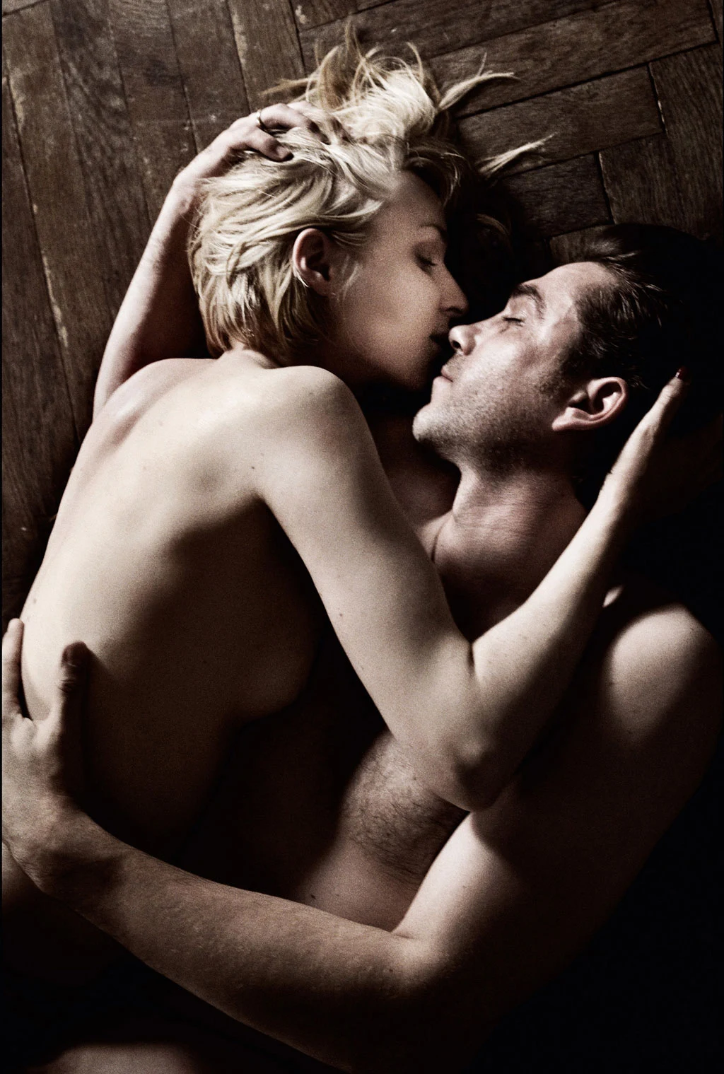 W 2011 roku Dorociński zagrał główną rolę w erotycznym dramacie "Kobieta, która pragnęła mężczyzny", w którym partnerowała mu duńska aktorka Sonja Richter. Obraz, który porównywany był do głośnego "Ostatniego tanga w Paryżu", nie miał najlepszych recenzji, był jednak początkiem międzynarodowej kariery polskiego aktora.

W kolejnych latach oglądaliśmy go m.in. w realizowanym we współpracy z BBC historycznym serialu "Szpiedzy w Warszawie", duńskiej komedii "Małżeńskie porachunki" oraz europejskiej superprodukcji "Operacja Anthropoid".