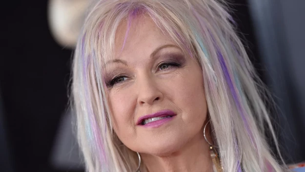 Z powodu wstydliwej choroby Lauper tymczasowo przerwała karierę oraz unikała pojawiania się w miejscach publicznych. Cierpiała też na depresję. Wokalistka jednak nie poddała się i dzięki leczeniu udało jej się powrócić częściowo do zdrowia. 