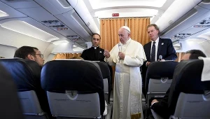 Papież Franciszek w drodze powrotnej z Genewy do Rzymu