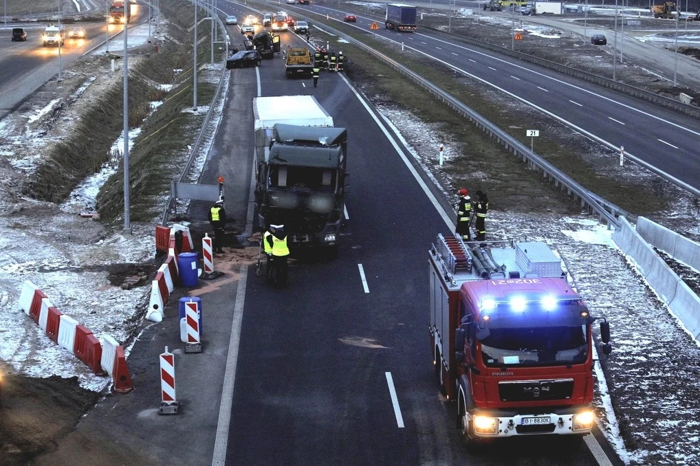 Kierowcy kłócili się na prawym pasie drogi ekspresowej, gdy najechała na nich ciężarówka