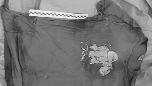 Koszulka znaleziona w torbie z noworodkiem