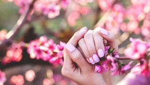 Taki manicure będzie królował wiosną. Ten kolor pokochały Selena Gomez i Jennifer Lopez