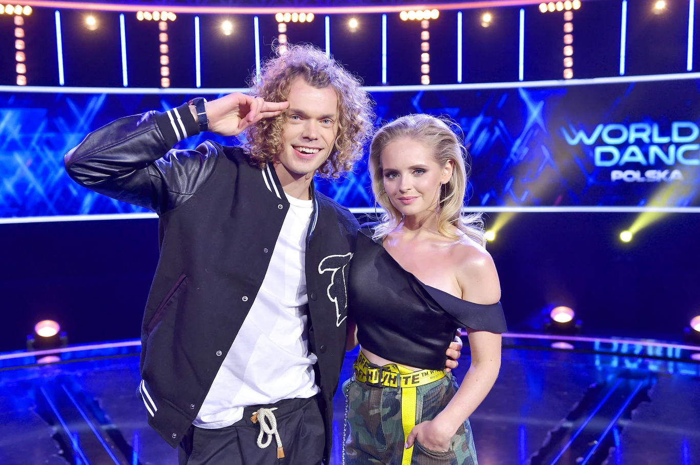 Prowadzącymi "World of Dance" będą aktorka Olga Kalicka i tancerz Karol Niecikowski.
Gwiazda serialu "rodzinka.pl" od dziecka trenowała taniec współczesny, jazz i musical dance, szkoliła się na warsztatach tanecznych w prestiżowej szkole tańca Pineapple Dance School w Londynie. W 6. edycji "Dancing with the Stars. Taniec z Gwiazdami" wraz z Rafałem Maserakiem zajęła drugie miejsce. Po udziale w programie zdecydowała się kontynuować karierę taneczną i w 2017 roku zwyciężyła w turnieju ProAm Warsaw International Dance Championship w kategorii cha-cha, rumba i jive.
Karol "Niecik" Niecikowski to tancerz, choreograf i biznesmen. Jest współtwórcą i tancerzem grupy Fair Play Crew, która od lat łączy różne style tańca z teatrem, skeczem i pantomimą. Prowadzącymi "World of Dance" będą aktorka Olga Kalicka i tancerz Karol Niecikowski.
Gwiazda serialu "rodzinka.pl" od dziecka trenowała taniec współczesny, jazz i musical dance, szkoliła się na warsztatach tanecznych w prestiżowej szkole tańca Pineapple Dance School w Londynie. W 6. edycji "Dancing with the Stars. Taniec z Gwiazdami" wraz z Rafałem Maserakiem zajęła drugie miejsce. Po udziale w programie zdecydowała się kontynuować karierę taneczną i w 2017 roku zwyciężyła w turnieju ProAm Warsaw International Dance Championship w kategorii cha-cha, rumba i jive.
Karol "Niecik" Niecikowski to tancerz, choreograf i biznesmen. Jest współtwórcą i tancerzem grupy Fair Play Crew, która od lat łączy różne style tańca z teatrem, skeczem i pantomimą.