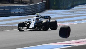 Siergiej Sirotkin w bolidzie Williamsa, a obok koło zgubione przez Sergia Pereza