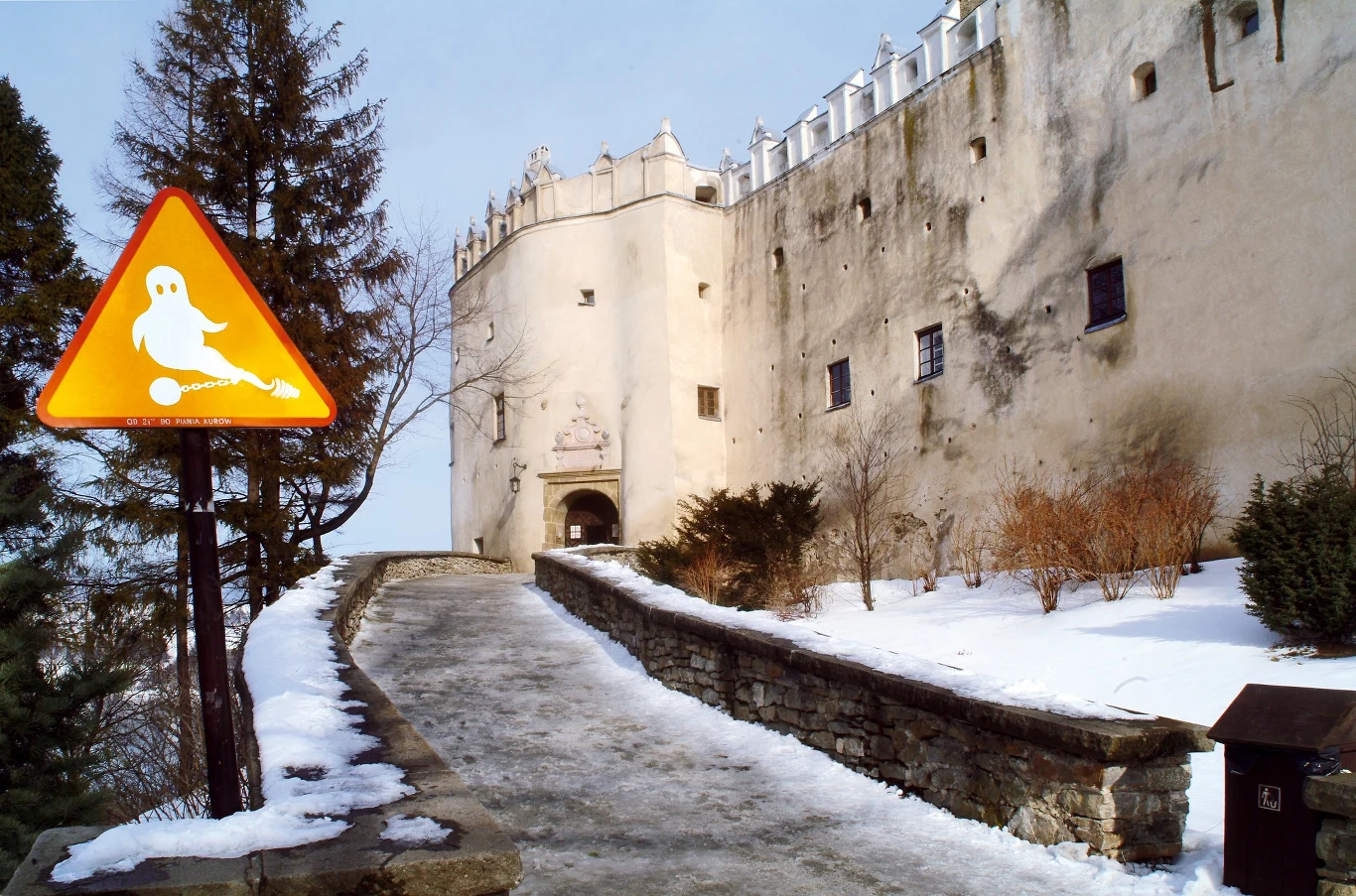 Zamek w Niedzicy jest najprawdopodobniej jedynym miejscem, gdzie znajduje się znak ostrzegający przed... duchami Zamek w Niedzicy jest najprawdopodobniej jedynym miejscem, gdzie znajduje się znak ostrzegający przed... duchami