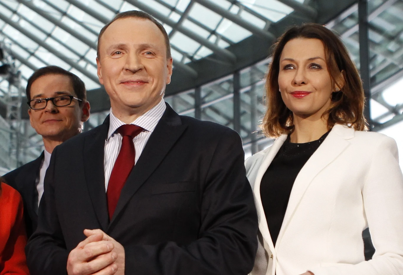 Zaangażowanie dziennikarki w kilka nowych projektów TVP w 2017 roku oraz jej wspólne zdjęcie z powołanym wtedy na stanowisko prezesa TVP Jacka Kurskiego sprawiło, że w wielu mediach zaczęto określać ją mianem "ulubienicy Kurskiego" lub "twarzy telewizji Jacka Kurskiego". Popek twierdzi, że były to złośliwe plotki, nie uważa się bowiem za gwiazdę nowej Telewizji Polskiej. Jej zdaniem po 20 latach pracy w TVP oczywiste jest, że widzowie kojarzą ją właśnie z tą stacją.

- Jednak jestem wyłącznie swoją własną twarzą, niczyją inną. Wszyscy, którzy tak wnikliwie przypatrywali się mojej podobno dobrze rozwijającej się karierze w czasie dobrej zmiany, jeśli naprawdę są zainteresowani tym, kto jest tą twarzą, to powinni się przyjrzeć, kto pracuje na antenie, kto naprawdę pojawia się najczęściej - mówi Anna Popek.
