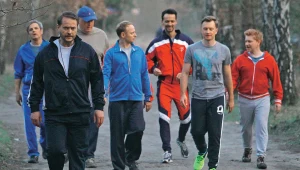 Mietek wpadnie na pomysł, aby trenerem został ksiądz Żmigrodzki (Artur Żmijewski), który od razu zgodzi się poprowadzić Sandomierskie Orły do boju