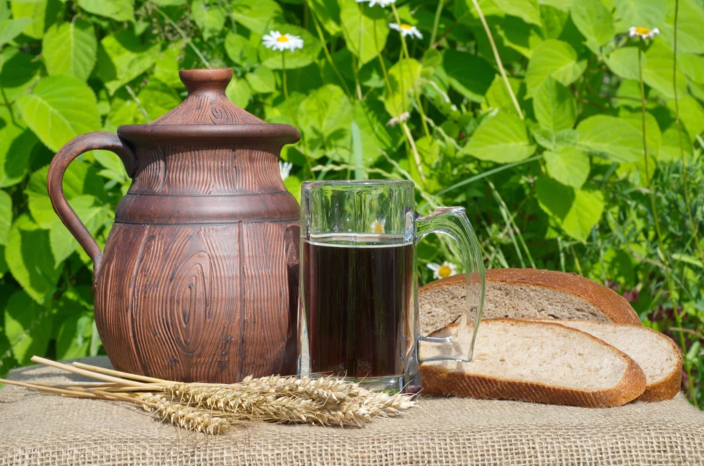 WAŻNE! Kupując gotowy produkt, czytaj etykiety.  W składzie kwasu nie powinno być sztucznych aromatów  czy konserwantów. Najlepiej sama go zrób, przy okazji  wykorzystasz suchy chleb, który czasem zostaje w domu.