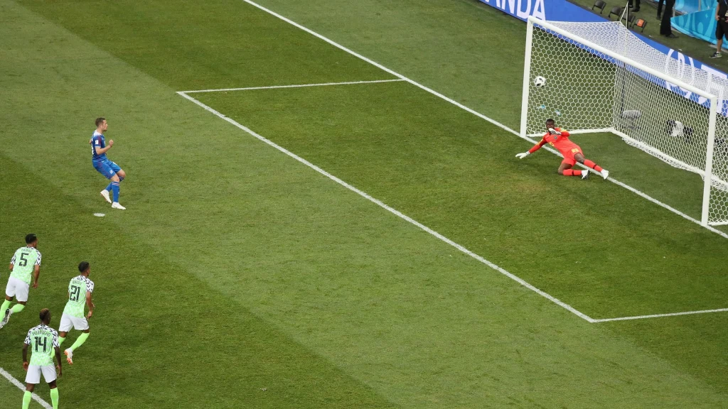 Islandczyk Gylfi Sigurdsson strzela karnego