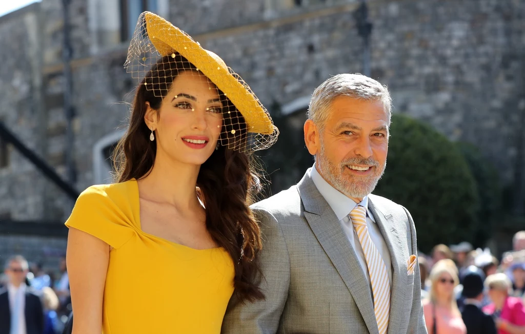 Amal Clooney z mężem Georgem Clooneyem w eleganckich stylizacjach