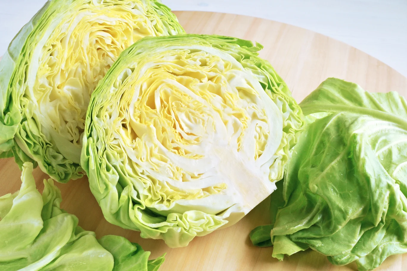 Farsz do pierogów przygotujesz, drobno siekając młodą kapustę. 