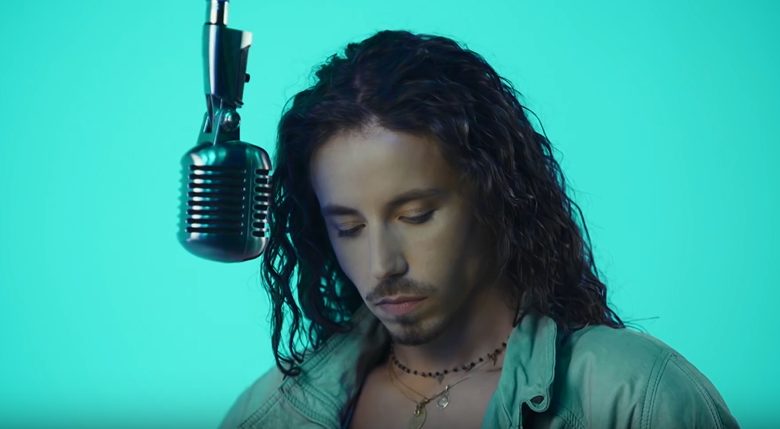 Michał Szpak w teledysku "King Of The Season"