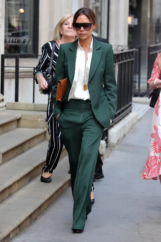 Victoria Beckham w klasycznym, zielonym garniturze