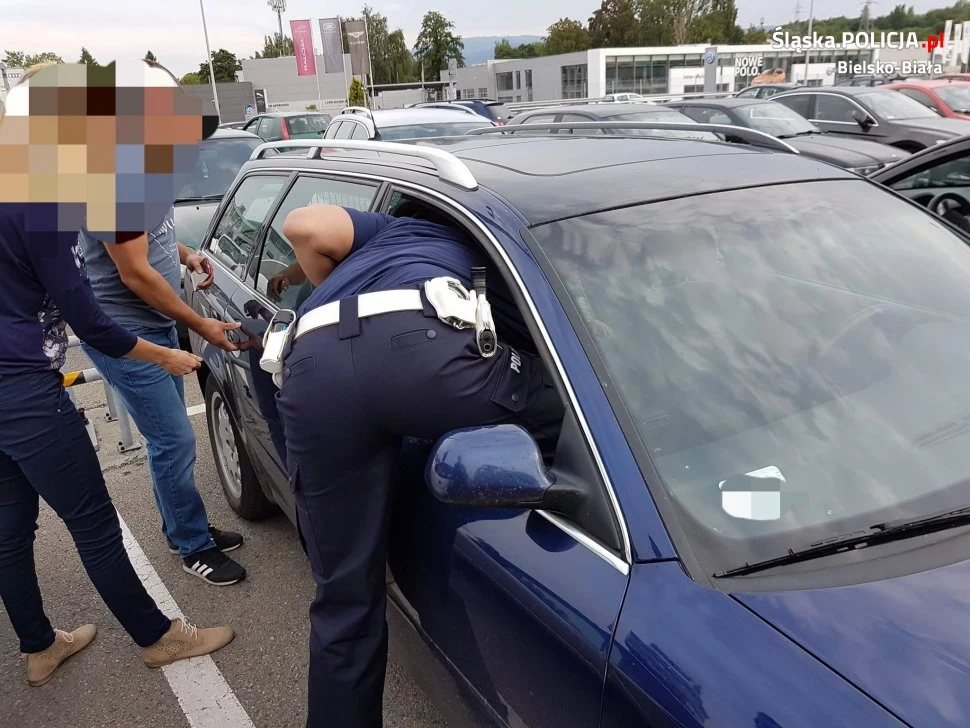 Policjanci wybili szybę w samochodzie